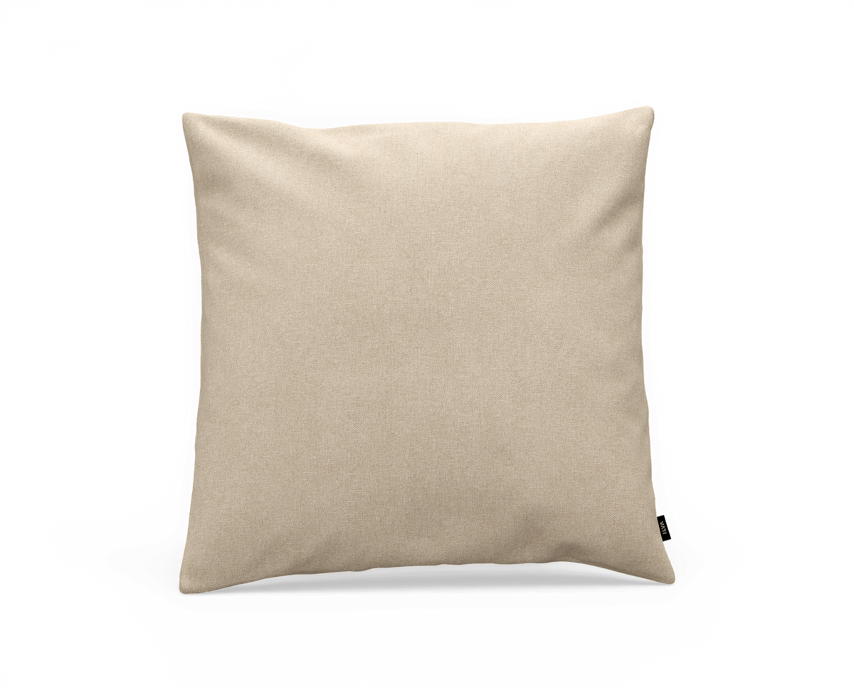 Beige kvadratisk pyntepude i stof, produktfoto på hvid baggrund.