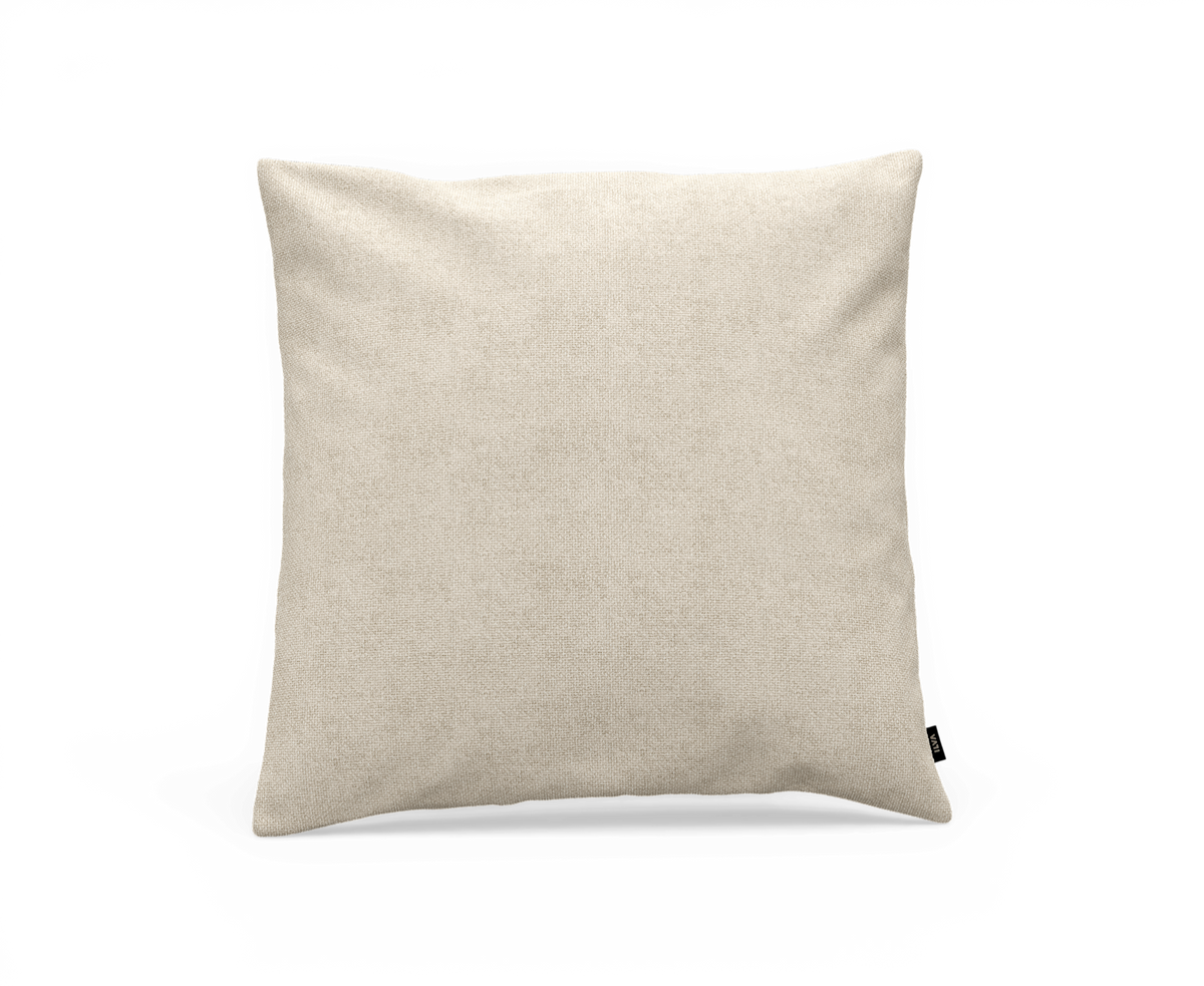Beige kvadratisk pyntepude i tekstureret stof på hvid baggrund.