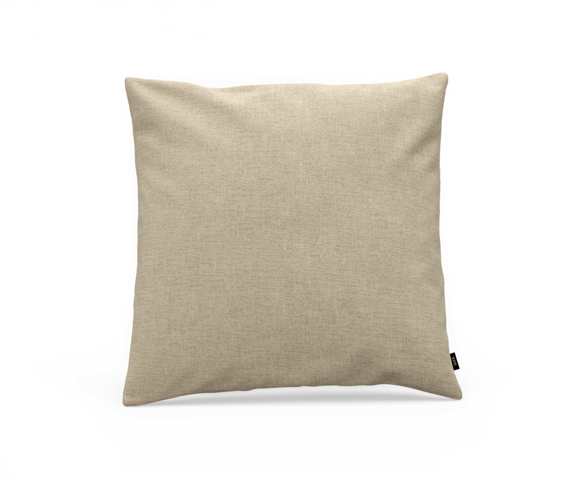 Beige, firkantet pyntepude i hør-lignende stof, fritlagt mod hvid baggrund.
