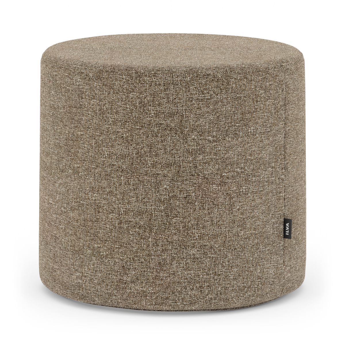 Brun-beige cylinderformet puf/ottoman i tekstil med lille “VIA”-mærke på siden.