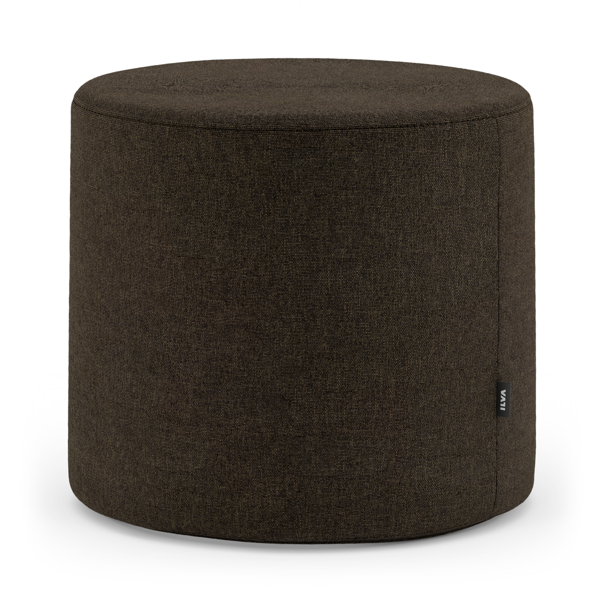 Rund brun stofbetrukket pouf/ottoman i enkel design, ILVA på siden.