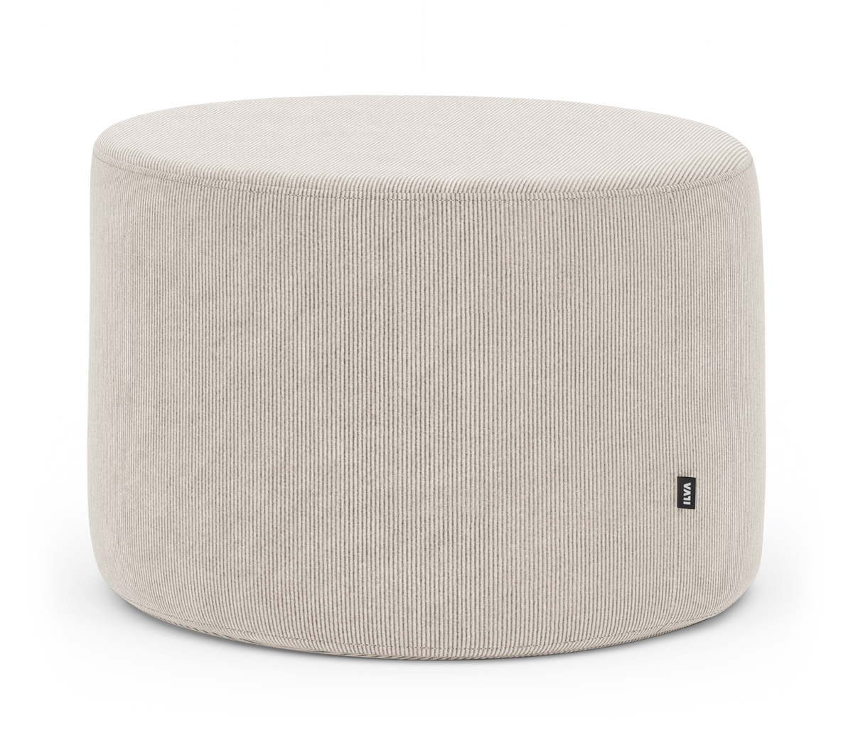 Beige rund puf/ottoman i ribbet fløjl med diskret mærke VIVA på siden.