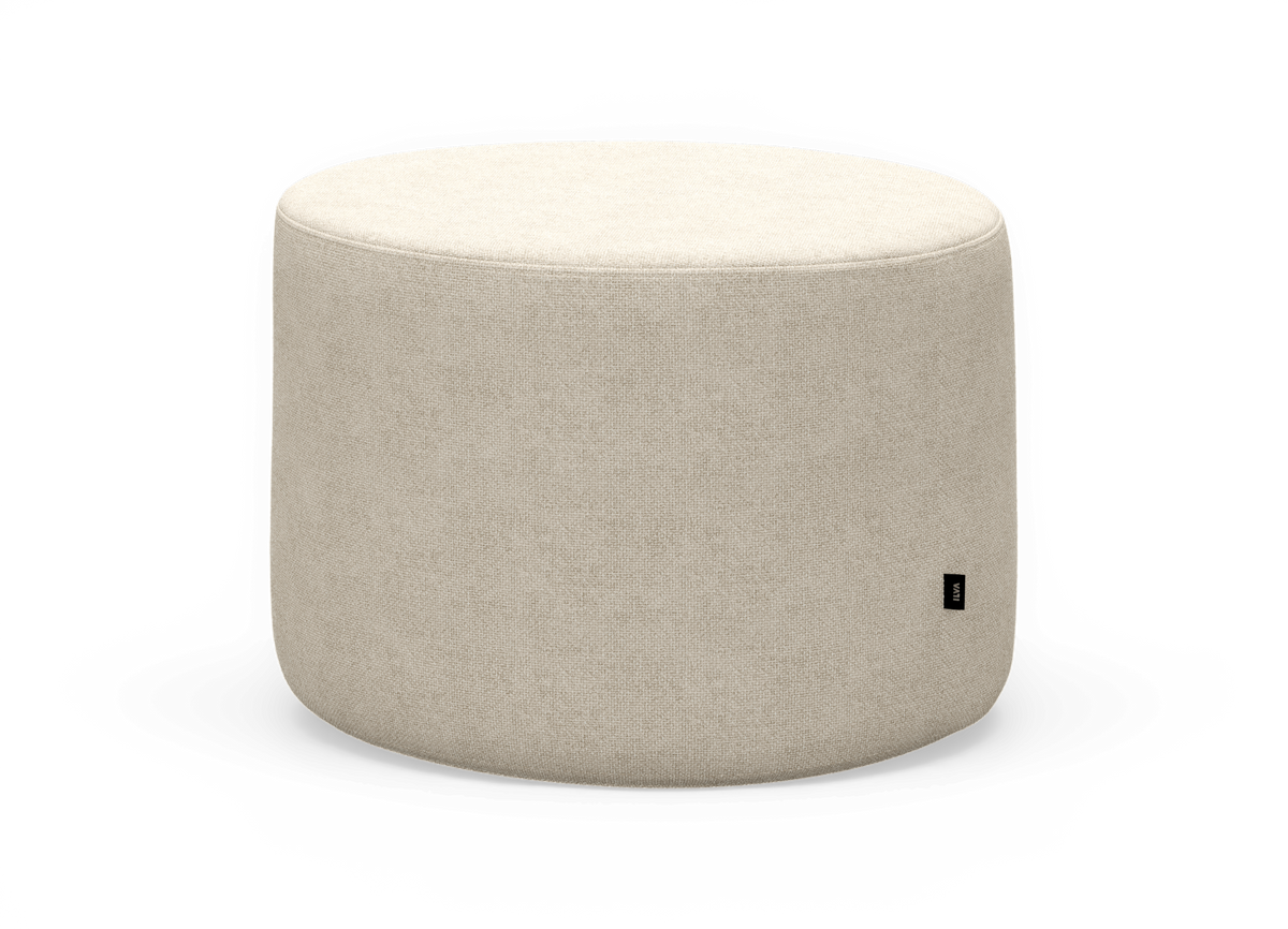 Beige rund puf/ottoman i tekstil med blødt afrundede kanter, frilagt på hvid baggrund.