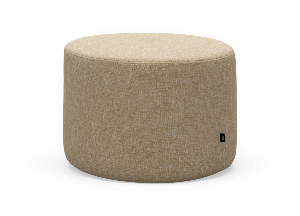 Beige rund polstret puf/skammel på hvid baggrund.