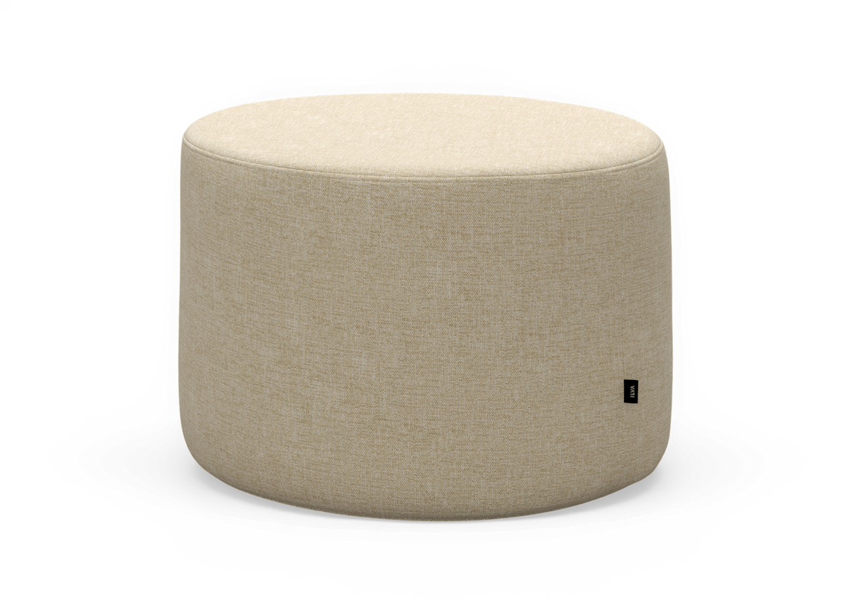 Beige rund puf i stof med bløde, afrundede kanter på hvid baggrund.