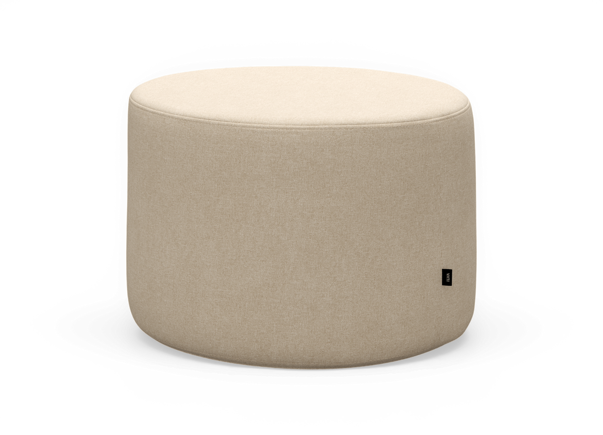 Beige rund puf/ottoman i stof på hvid baggrund.