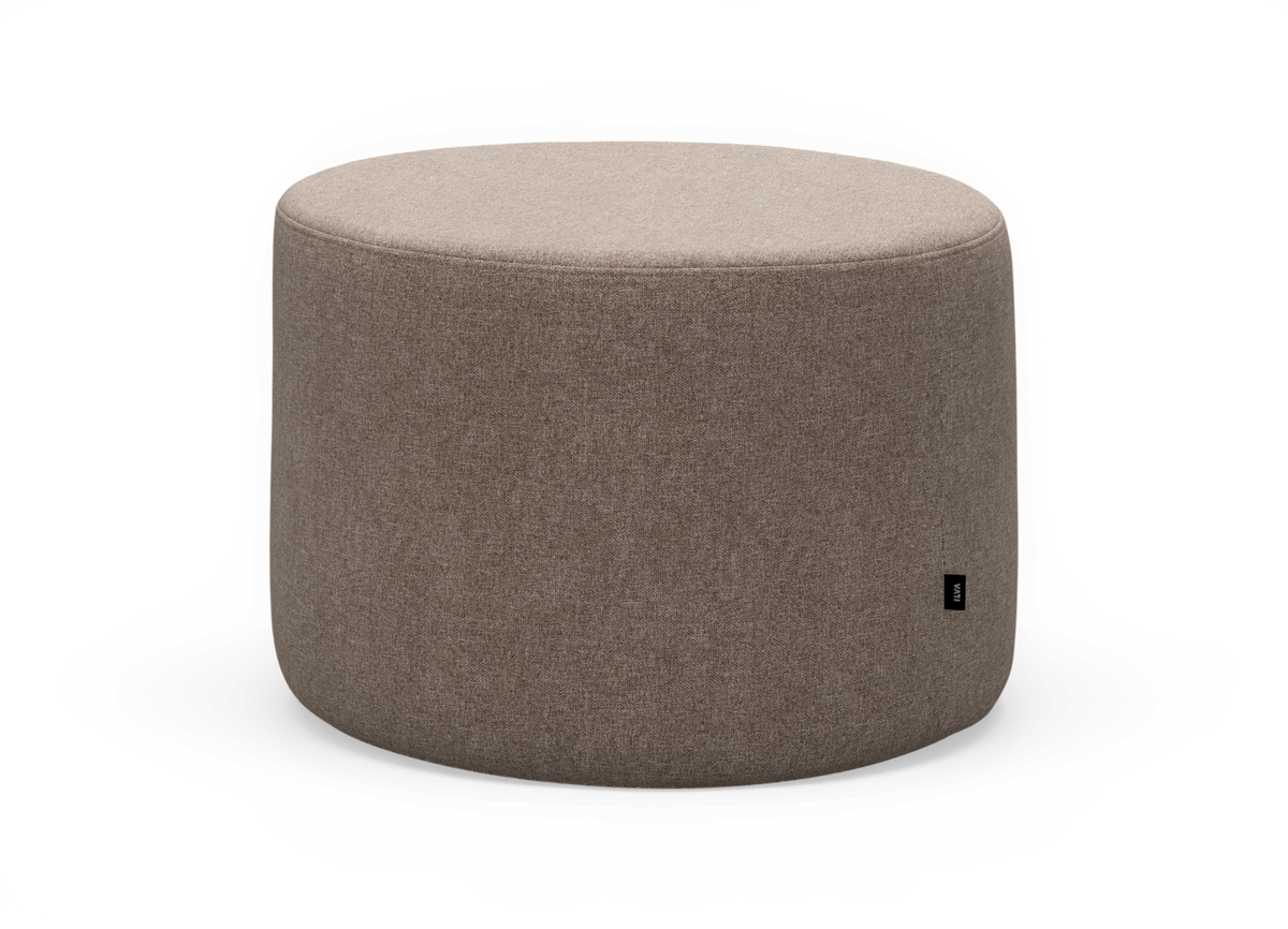 Rund polstret puf/ottoman i beige taupe-stof på hvid baggrund.