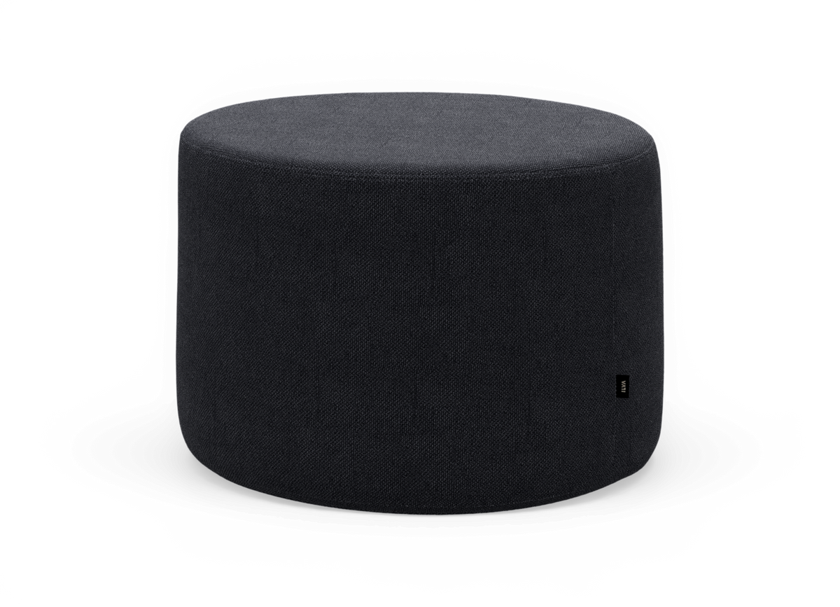 Mørkegrå rund stofpuf/ottoman i minimalistisk, moderne design.