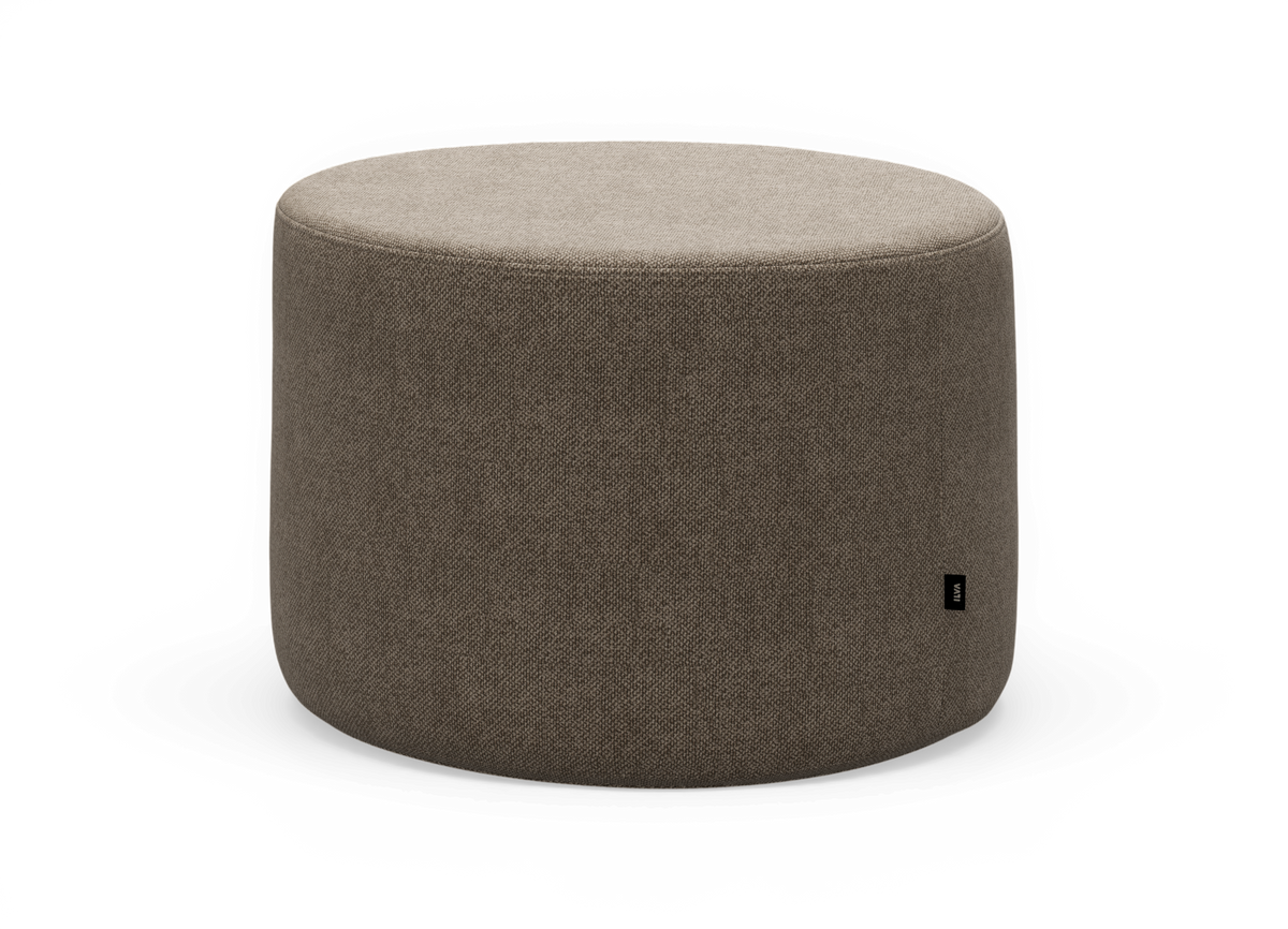 Cylindrisk puf i taupe/brun tekstil, frilagt på hvid baggrund.