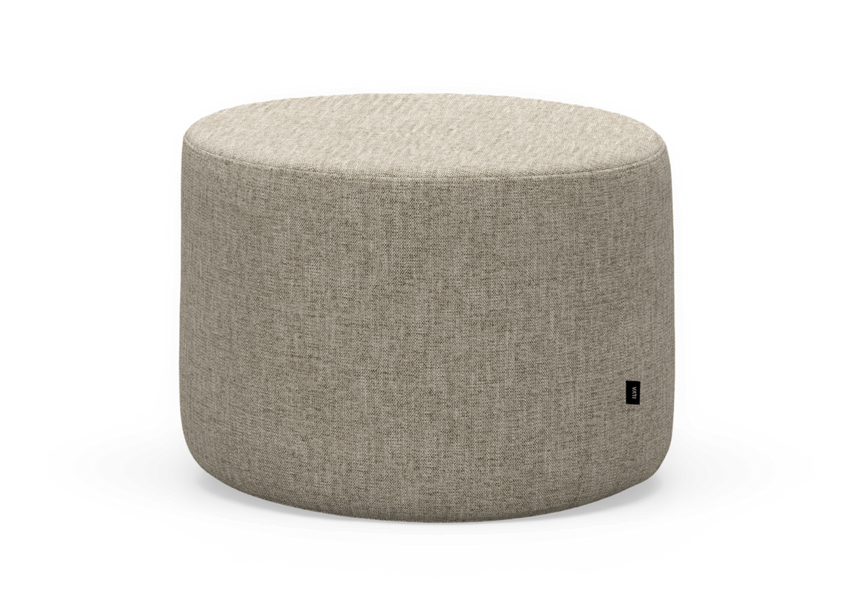 Rund beige puf/ottoman i stof på hvid baggrund.