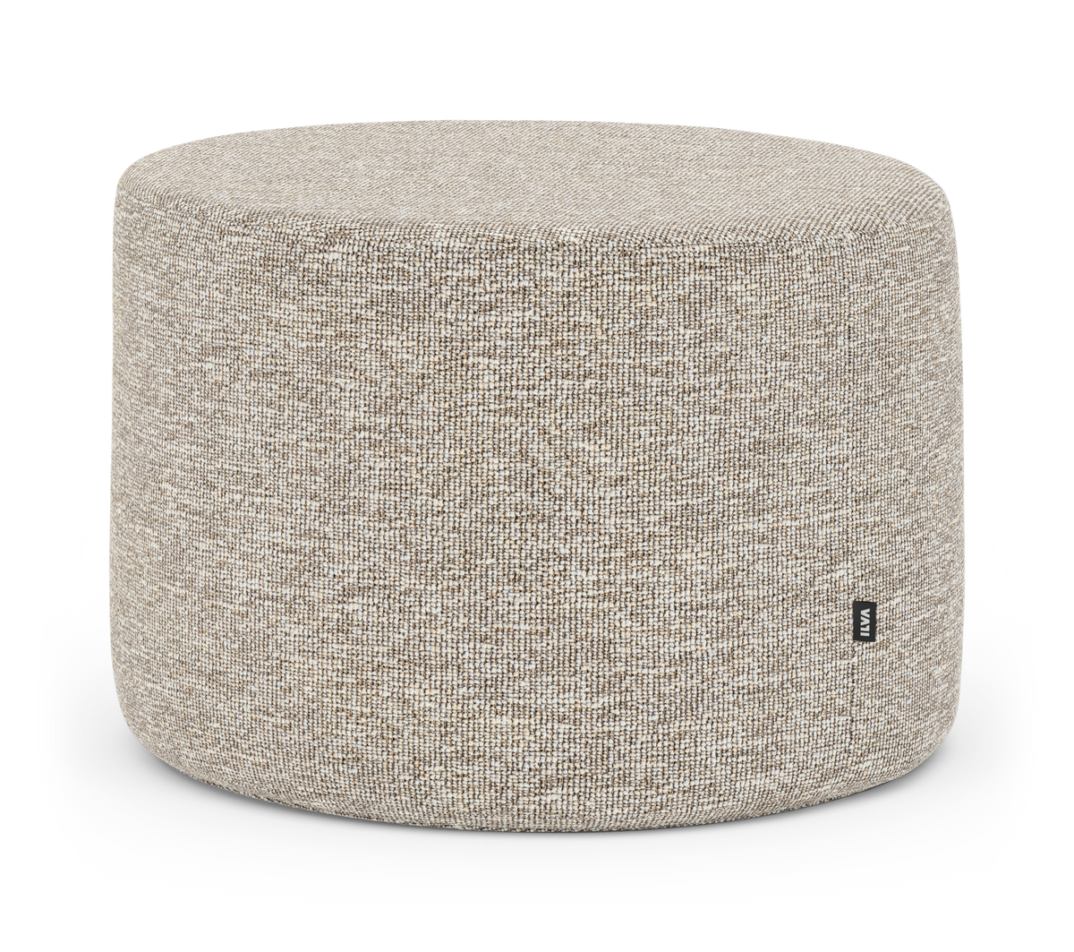 Beige rund puf/ottoman i tekstil, frilagt på hvid baggrund.