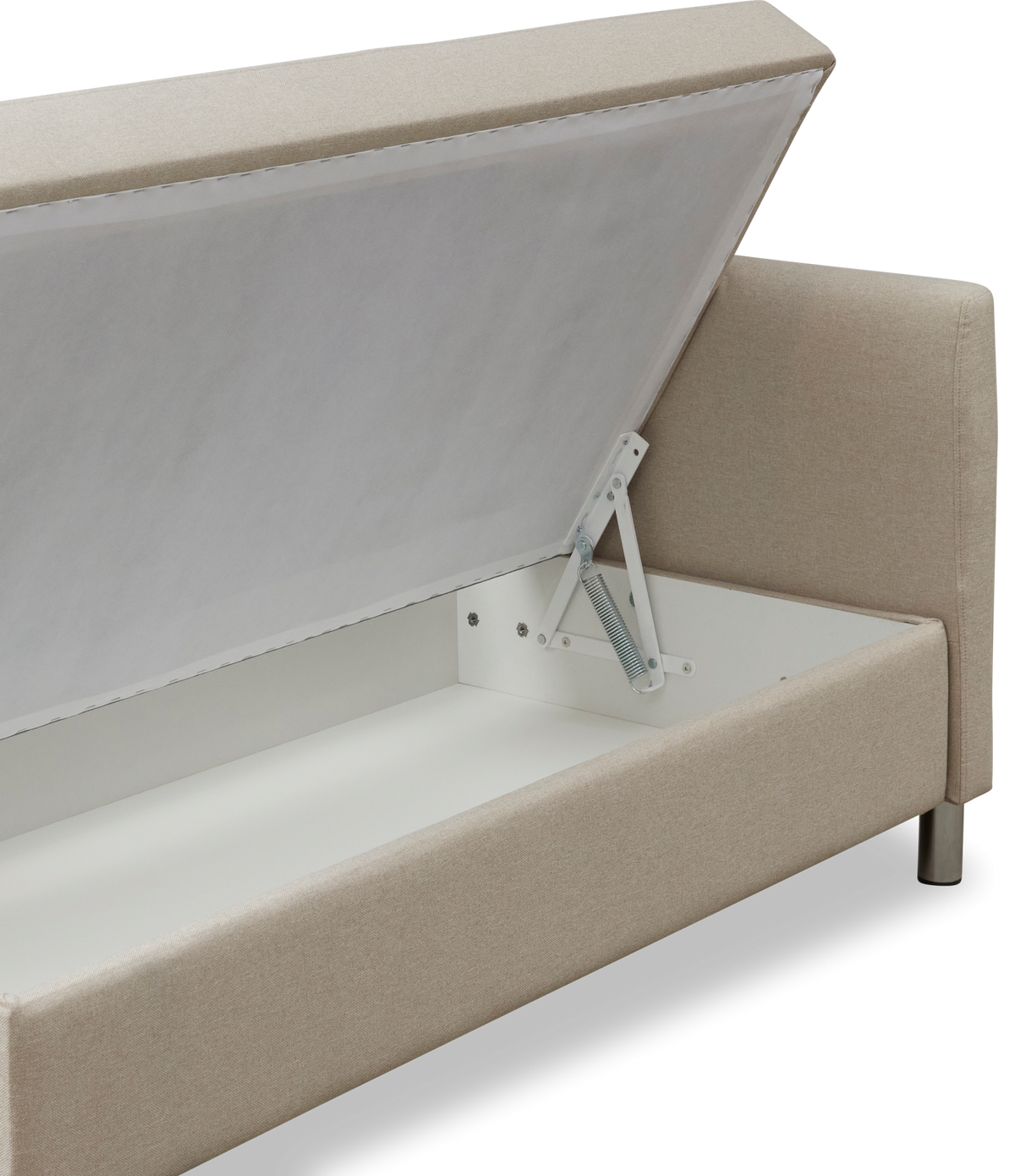 Beige sovesofa med opklappelig opbevaring, åben så den hvide boks og gasfjederbeslaget ses.