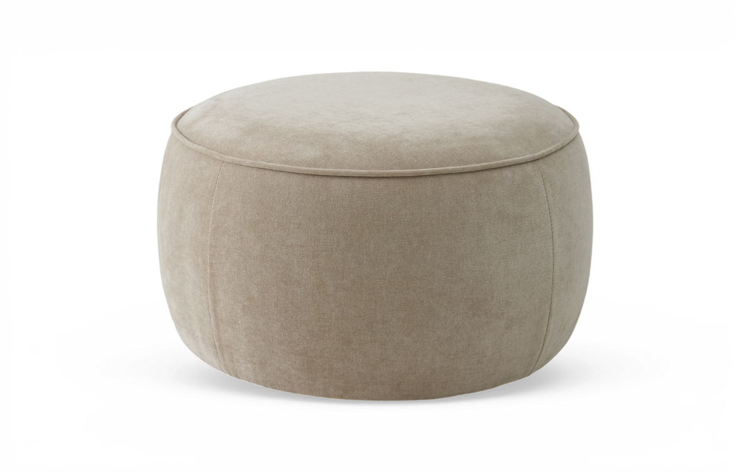 Beige rund puf/ottoman i stof mod hvid baggrund.