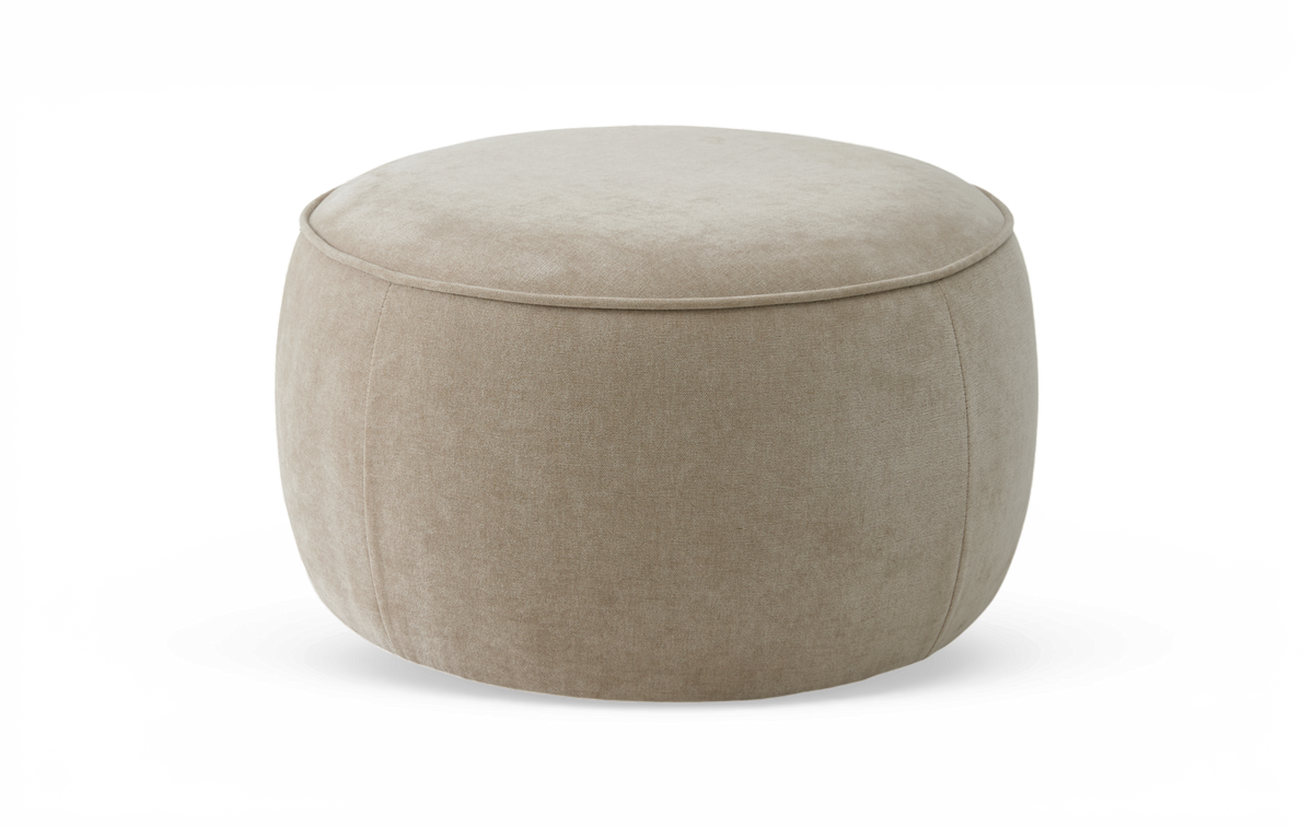 Beige rund puf/ottoman i stof mod hvid baggrund.
