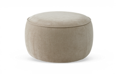 Beige rund puf/ottoman i stof mod hvid baggrund.