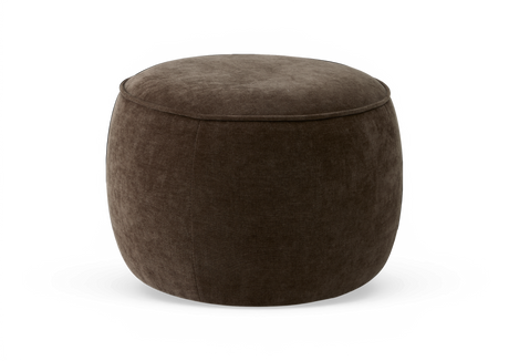 Rund mørkebrun polstret puf/ottoman i studie, med blød tekstil i velourlignende finish.