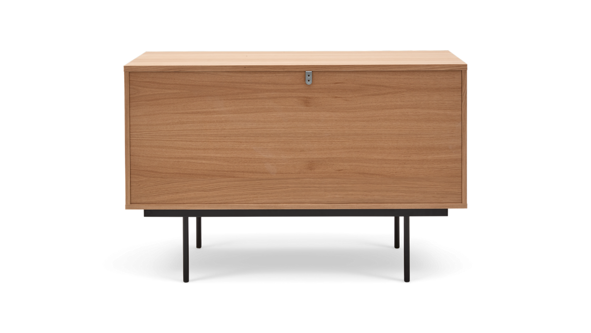 Lav opbejningsbænk/sideboard i lys eg med nedfældet front og sorte metalben, fotograferet lige for i studie.