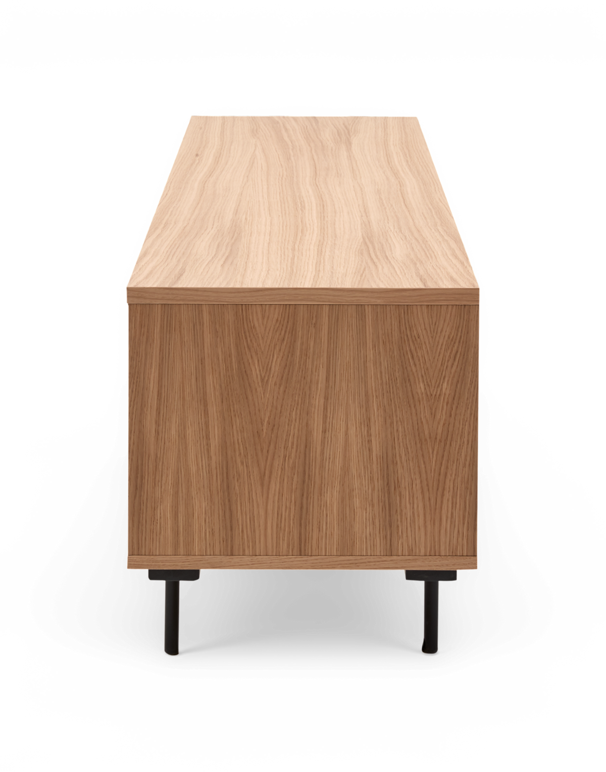 Lys egetræsfiner sideboard/mediabænk på sorte ben, set lige forfra fra den korte ende, fritlagt mod hvid baggrund.