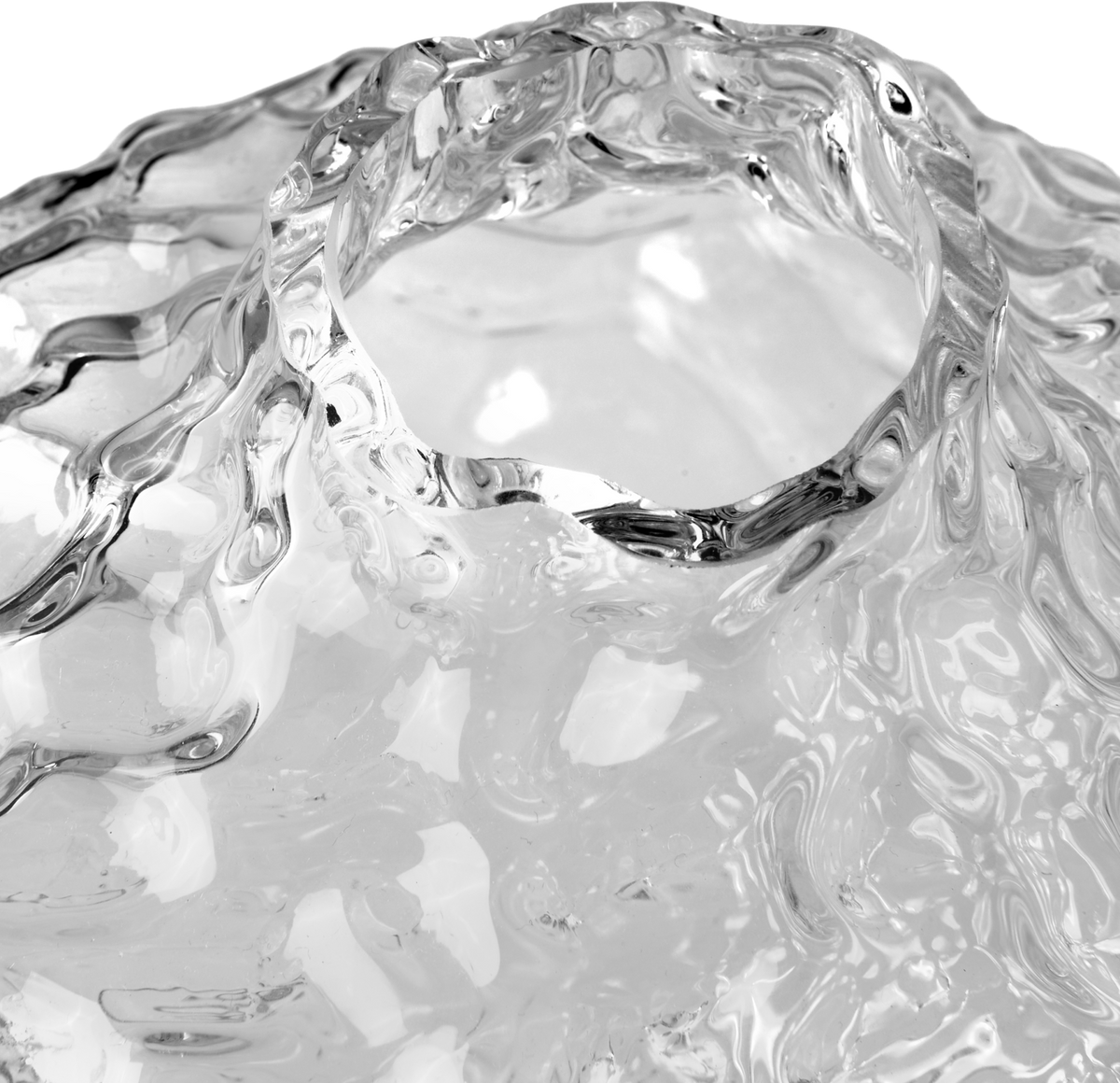 Nærbillede af en skulpturel vase i klart glas med bølget, smeltet struktur.