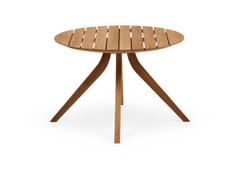 Rundt sidebord i træ med lamelbordplade og tre buede ben, frilagt.