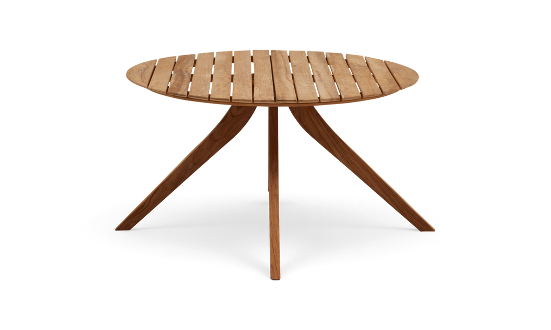 Rundt sidebord i teak med lamelbordplade og tre ben.