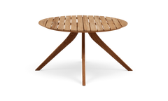 Rundt sidebord i teak med lamelbordplade og tre ben.