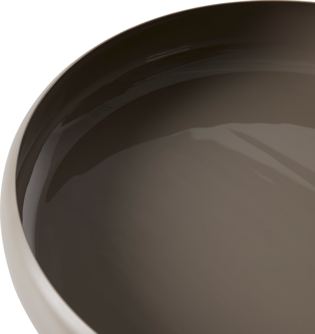Nærbillede af en rund, blank taupefarvet keramikskål med beige kant.