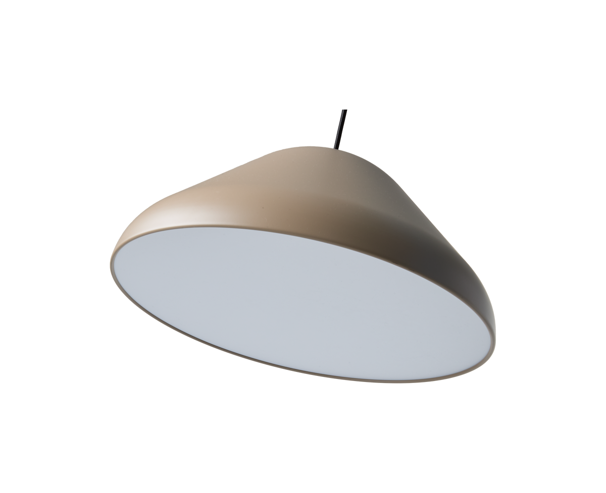 Asymmetrisk beige‑grå pendellampe med frostet kuppelformet glas, frilagt på sort baggrund.