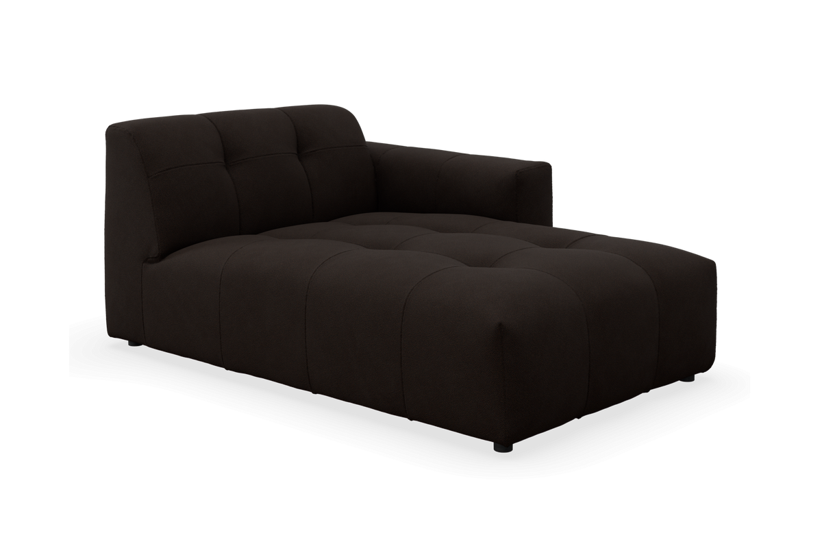 Mørkebrun chaiselong til modulsofa med let kviltet polstring, set i trekvart vinkel på frilagt baggrund.