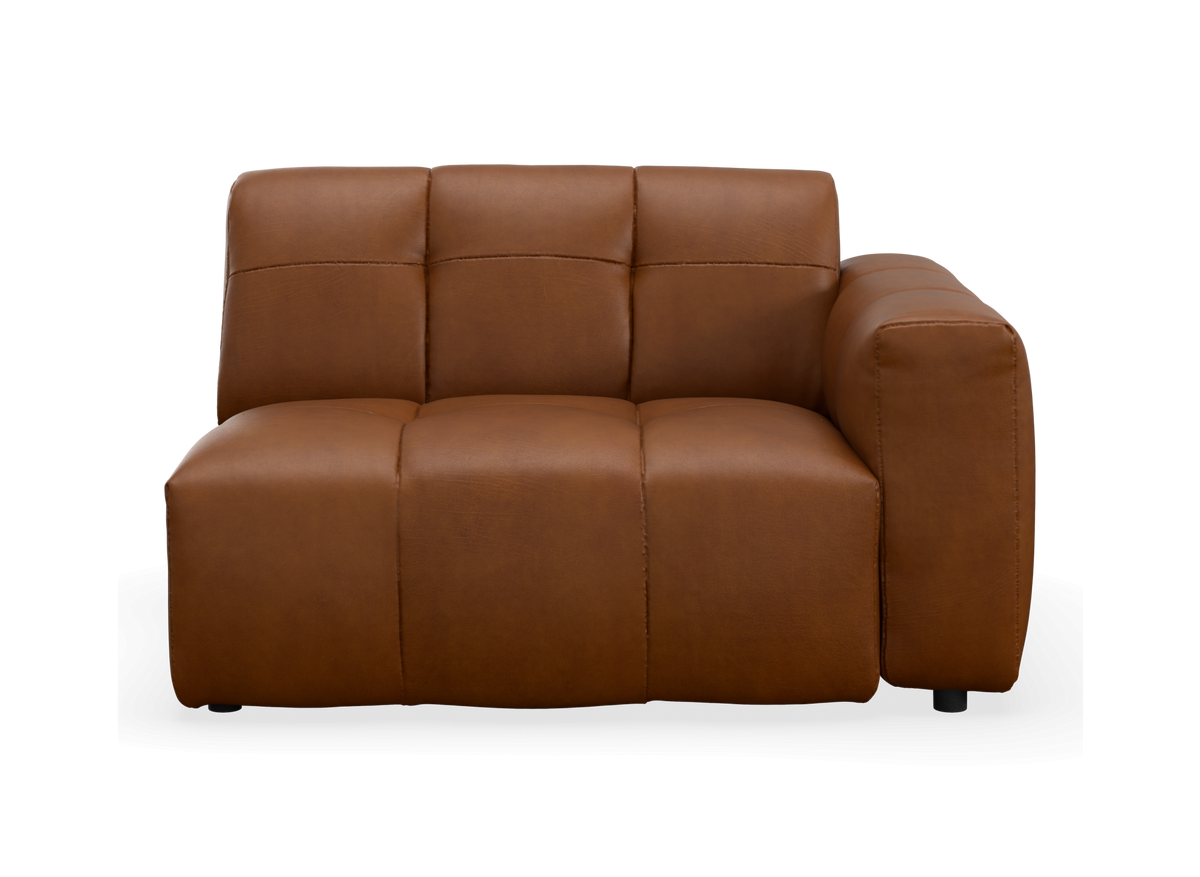 Brun modulsofa i læder med højre armlæn, set forfra.