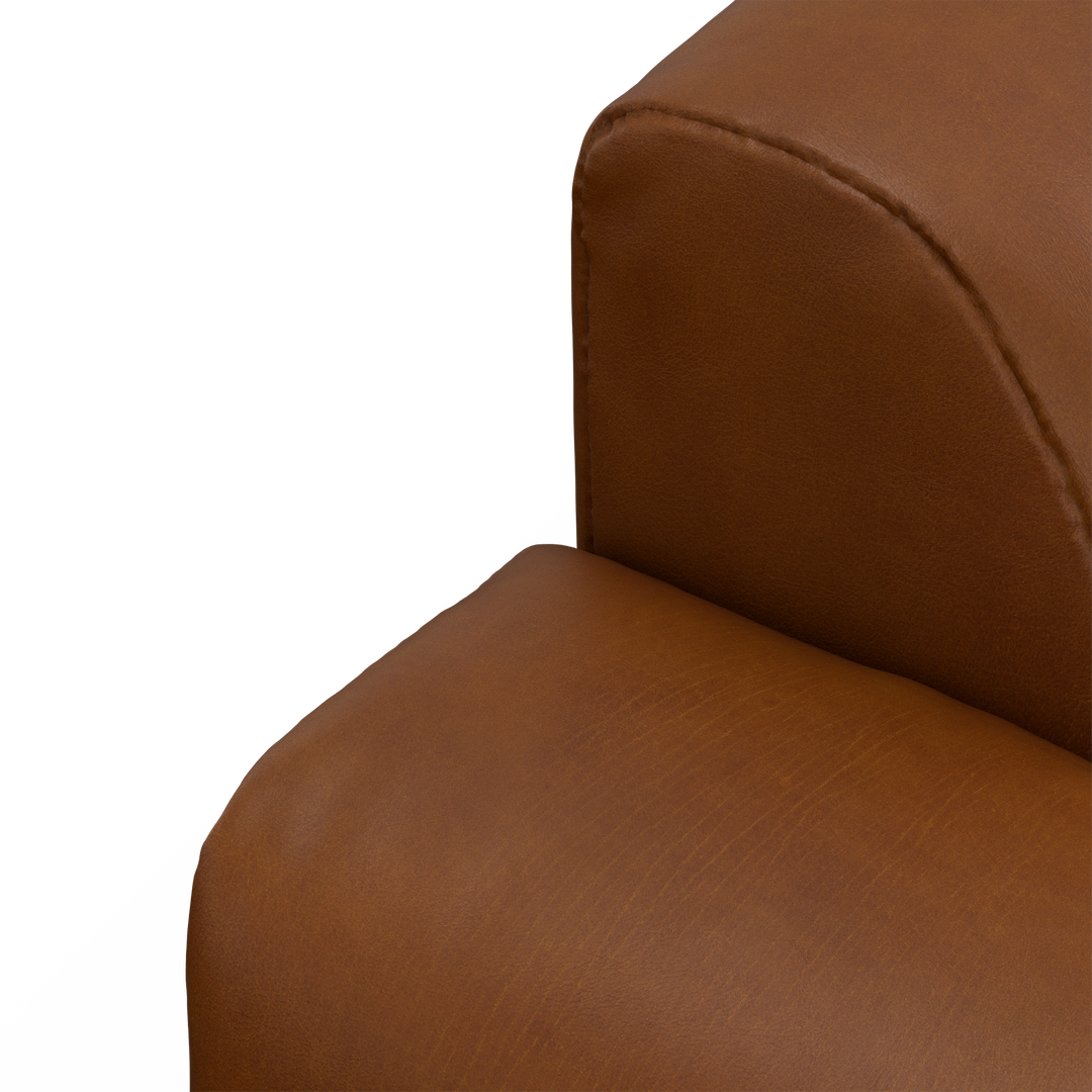 Nærbillede af et brunt læder-/læderlook sofa­hjørne med afrundet armlæn og sæde.