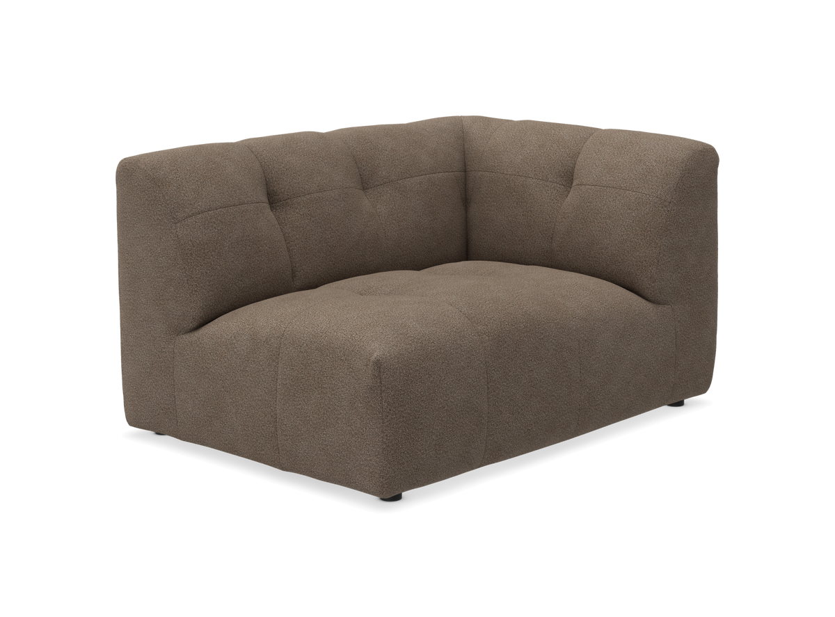 Brun hjørnemodul til sofa med bløde, afrundede former og tuftet sæde, studieproduktfoto.