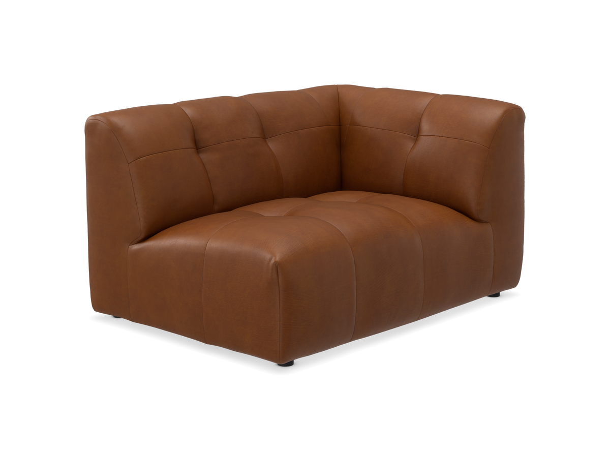 Brun læder hjørnemodul-sofa med let quiltet sæde og afrundede kanter.
