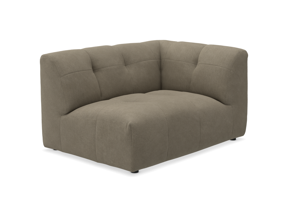 Taupe hjørnemodul til sofa i blødt stof med quiltede syninger, frilagt produktbillede.
