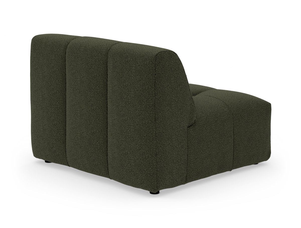 Mørkegrøn modulsofa med ryglæn, set skråt bagfra på hvid studiobaggrund.