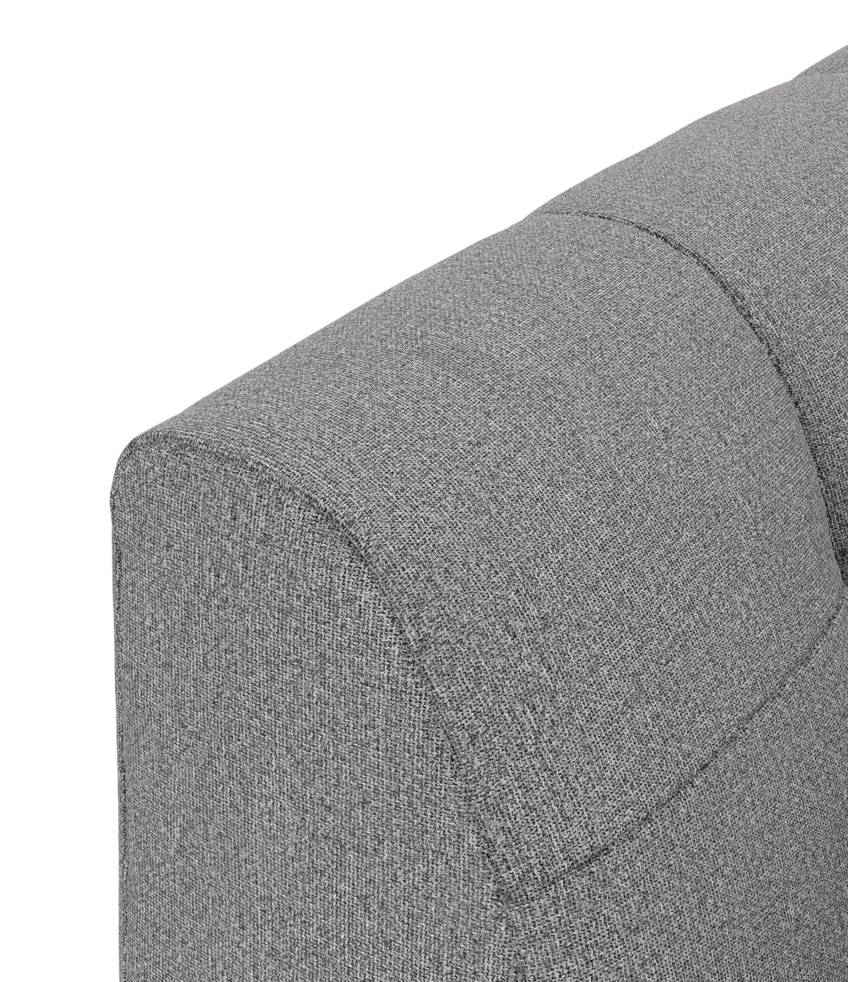 Nærbillede af grå tekstilpolstring på afrundet sofa-armlæn med sømdetaljer mod sort baggrund.