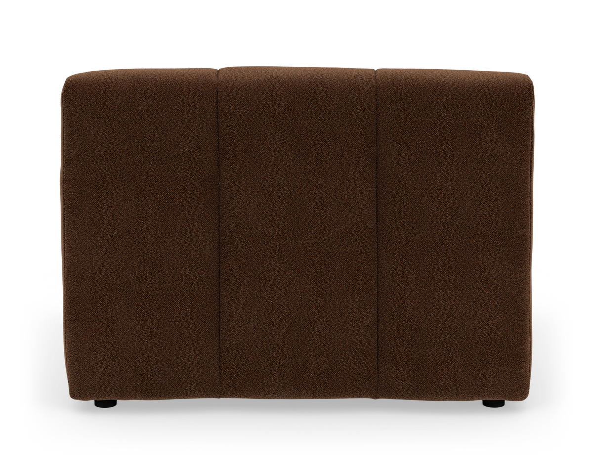 Bagside af brun modulsofa i boucléstof, fritlagt på hvid baggrund med skygge.