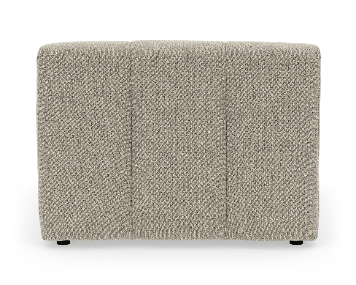 Beige modulsofa-ryg set lige forfra med tre lodrette syninger, frilagt mod hvid studiebaggrund.