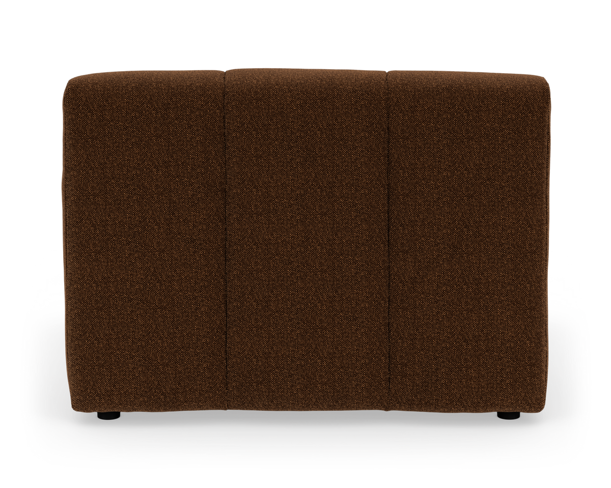 Brun stofsofa set lige bagfra, fritlagt produktbillede med tre lodrette syninger.