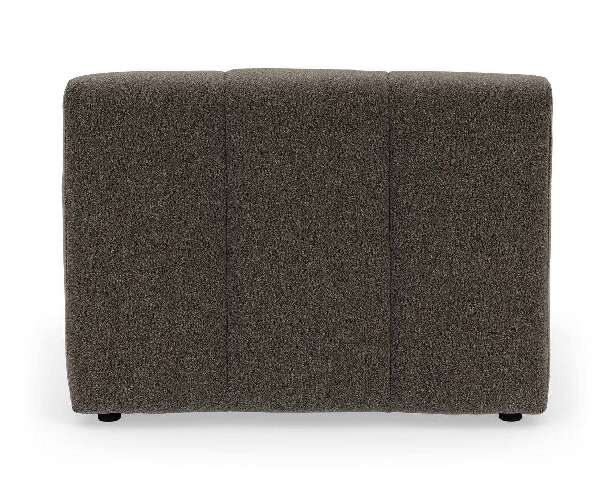 Mørkebrun modulsofa/ottoman set forfra på hvid studiobaggrund.