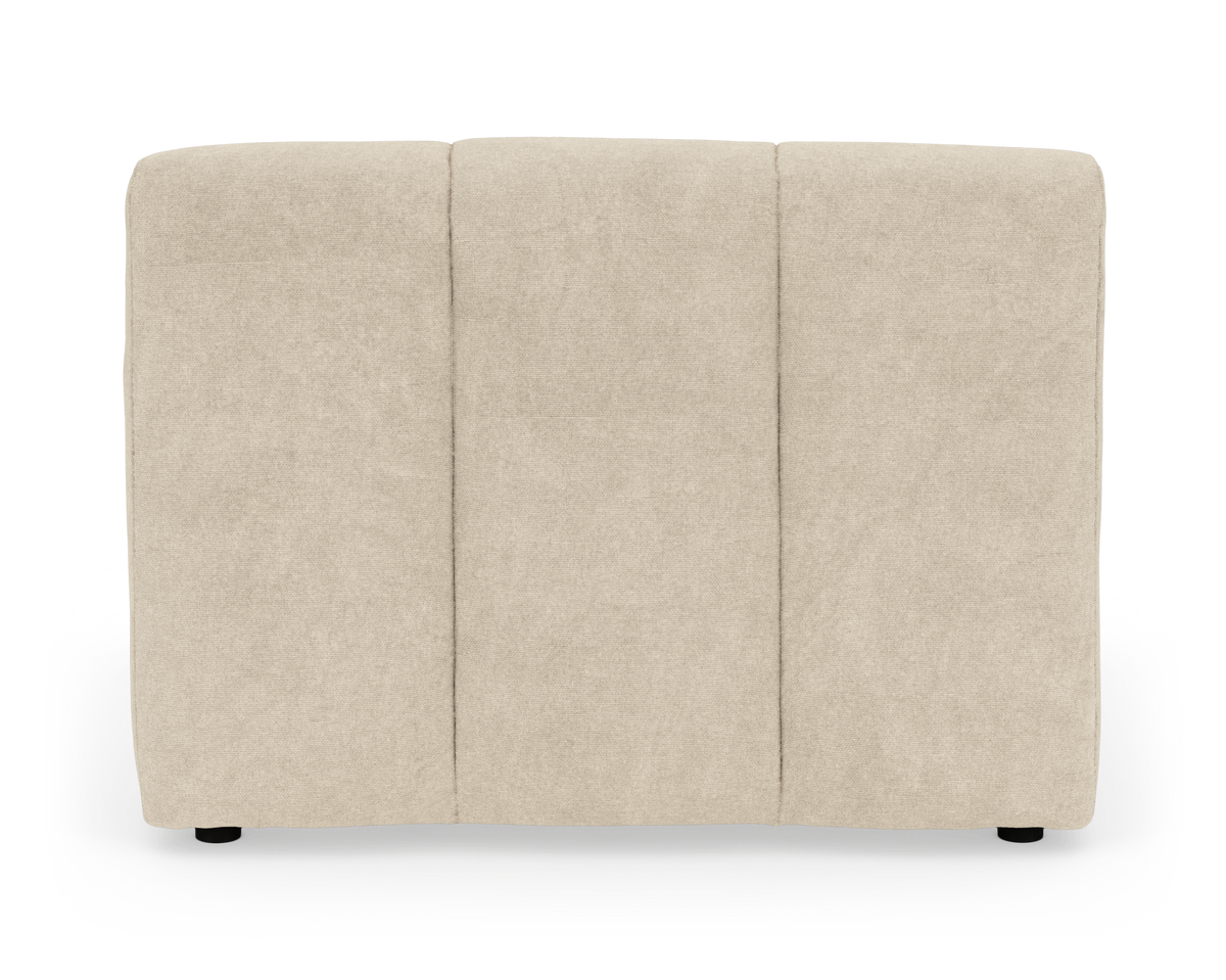 Beige polstret sofamodul set lige forfra med tre lodrette syninger mod hvid studiobaggrund.