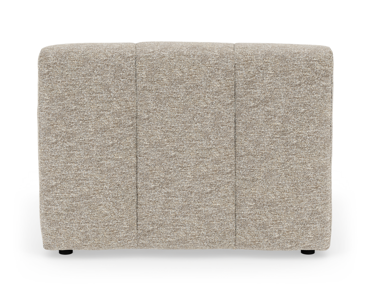 Beigefarvet modulsofas ryg i tekstil, frilagt med skygge.