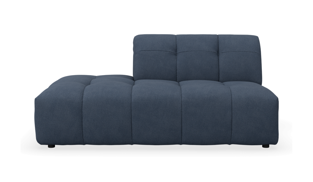 Modulsofa med venstre chaiselong i blåt stof, set forfra.