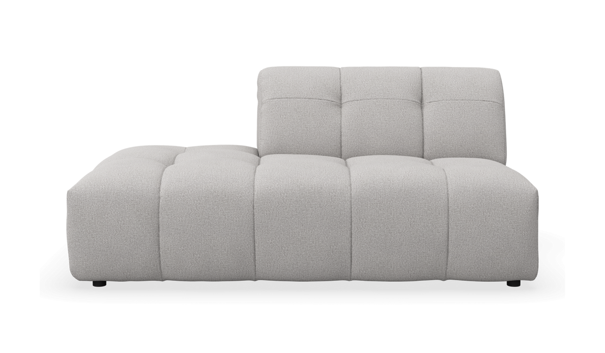 Lysgrå modulsofa med chaiselong, frontvisning på hvid baggrund.