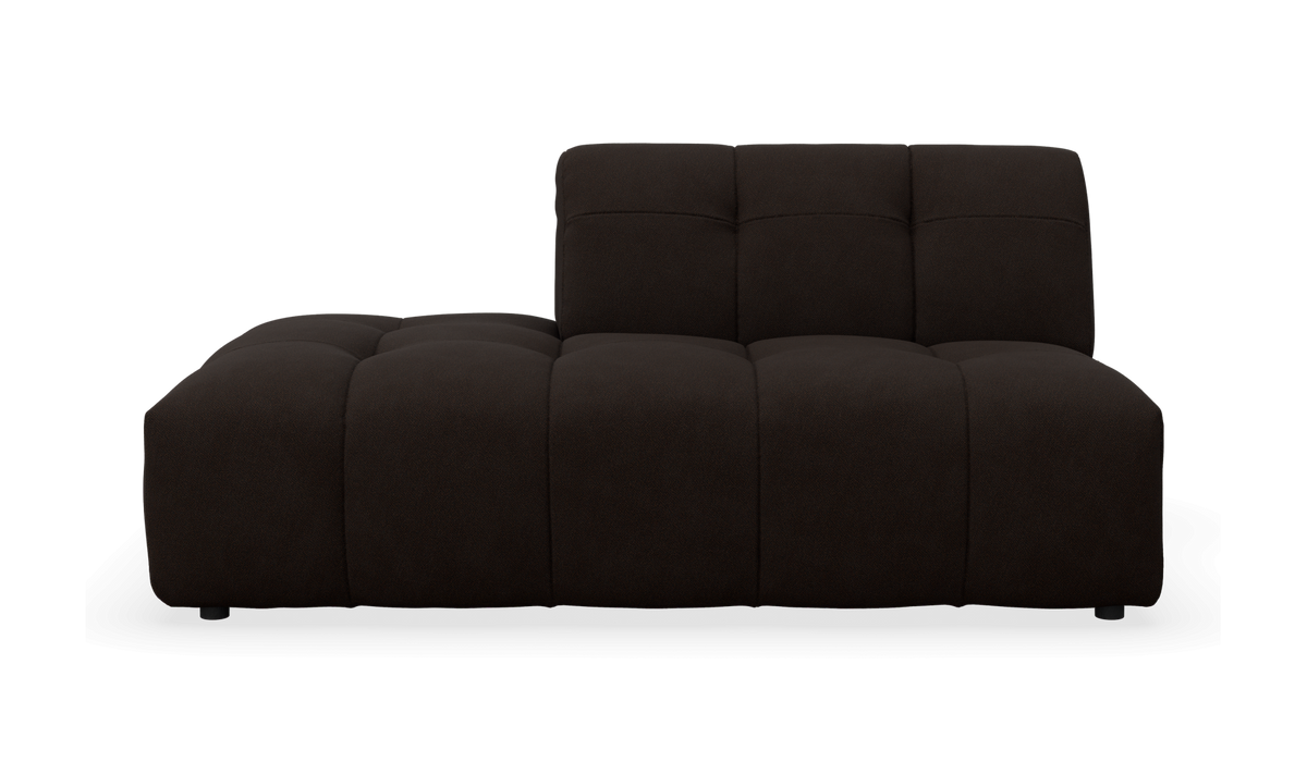Modulær chaiselong-sofa i mørkebrun stofpolstring, set forfra som fritlagt produkt.