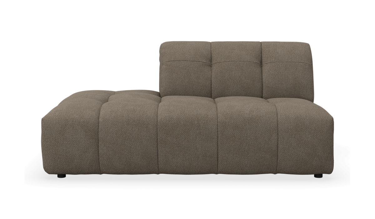 Modulær chaiselong-sofa i taupe stof med lav profil og blød kvadreret polstring, set forfra.