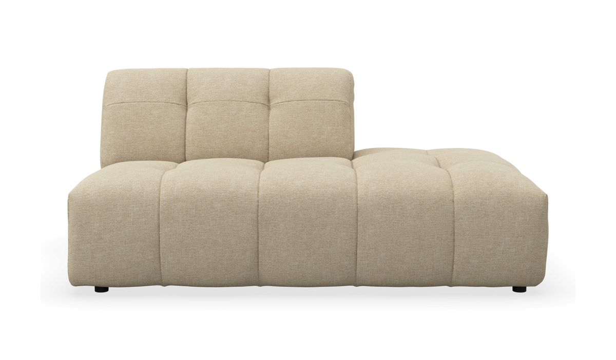 Beige modulsofa med højrevendt chaiselong og tuftede sæde- og ryghynder, set forfra mod hvid baggrund.