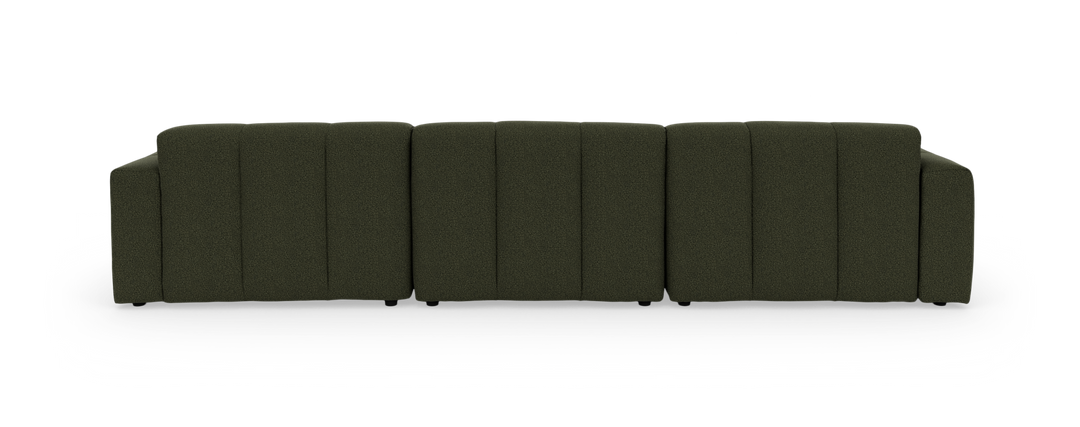 Modulær hjørnesofa i olivengrønt stof med højrevendt chaiselong, frontvisning på sort baggrund.