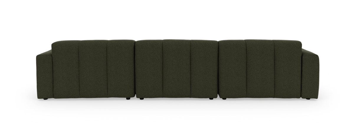 Modulær hjørnesofa i olivengrønt stof med højrevendt chaiselong, frontvisning på sort baggrund.