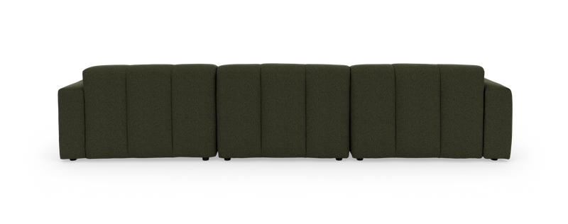 Modulær hjørnesofa i olivengrønt stof med højrevendt chaiselong, frontvisning på sort baggrund._ps